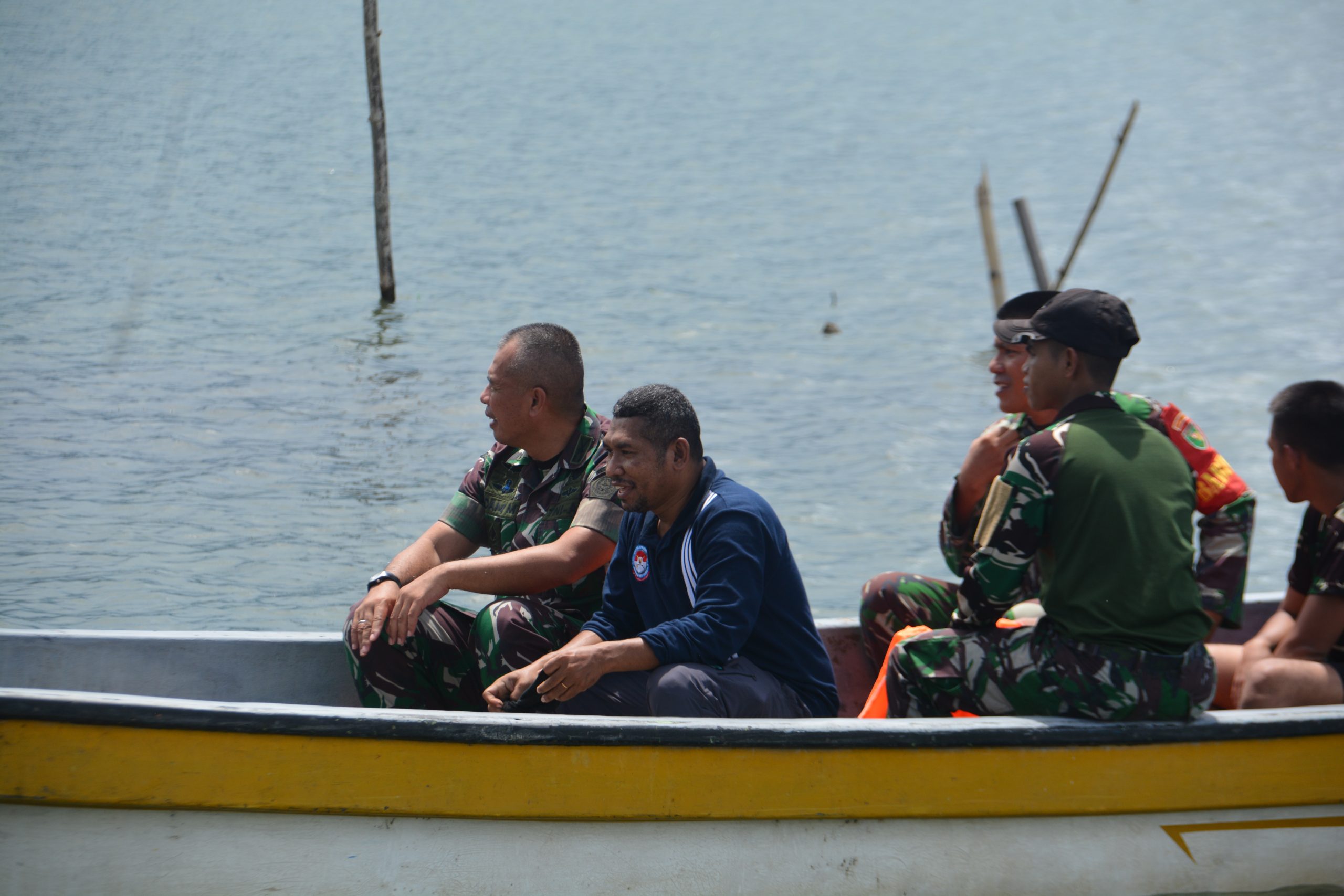 Defender Team Unhan RI Menyerahkan Bantuan Perahu Berpenggerak Sepeda Motor untuk Masyarakat Kampung Putali Danau Sentani Jayapura