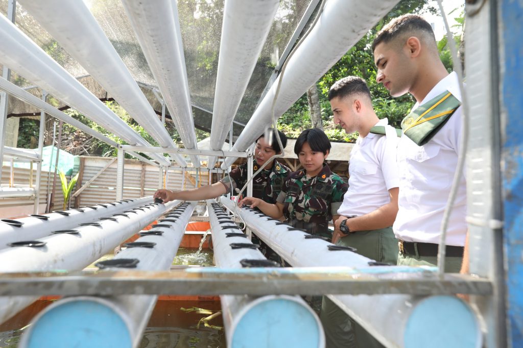 Kegiatan Pengabdian Kepada Masyarakat Program Studi Teknik Elektro FSTP Unhan RI: Implementasi Teknologi Akuaponik dalam Meningkatkan Ketahanan Pangan Masyarakat Melalui Penggunaan Energi Terbarukan